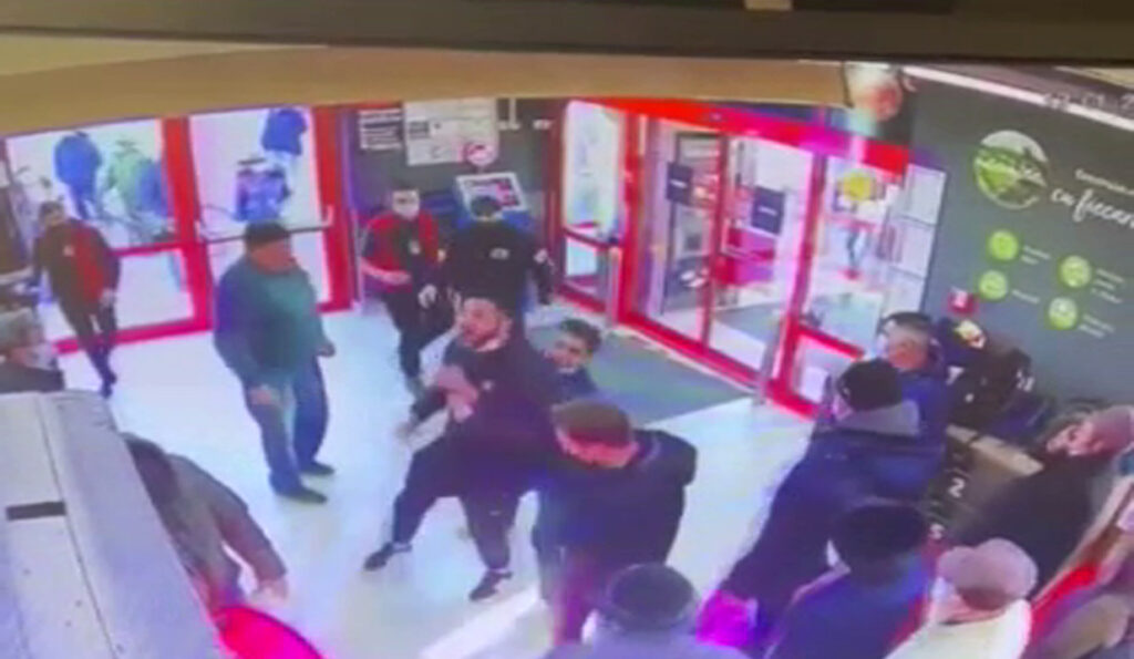 VIDEO Scandal într-un supermarket din Buzău. Un bărbat s-a luat la bătaie cu paznicii după ce i-au spus să poarte mască