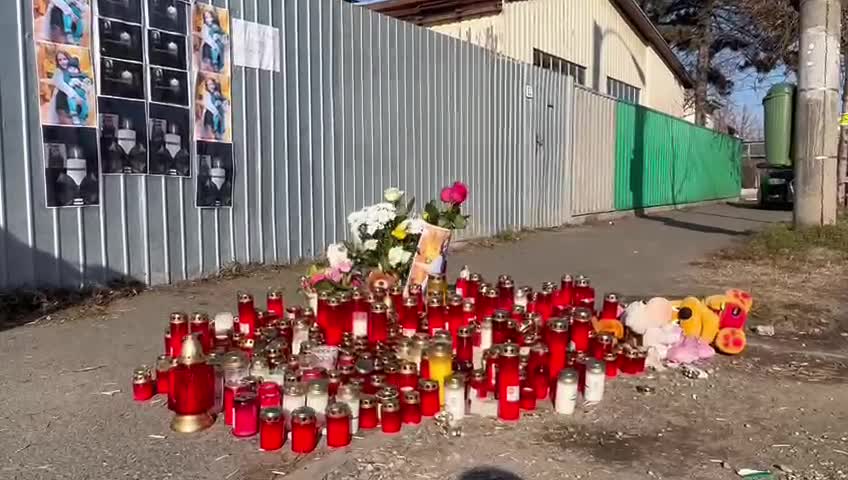 Altar la locul unde Raisa a murit lovită de mașina de poliție: sute de lumânări și poze cu fetița ucisă pe trecere