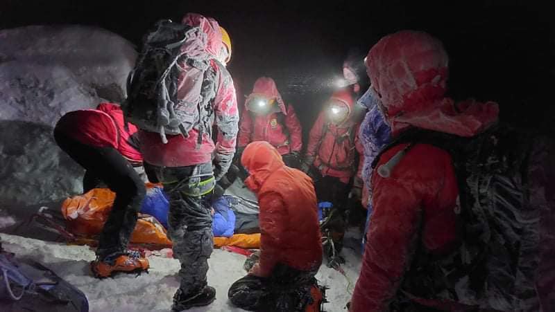 Cele două persoane surprinse de o avalanșă în Munții Făgăraș, salvate după o operațiune de amploare a salvamontiștilor