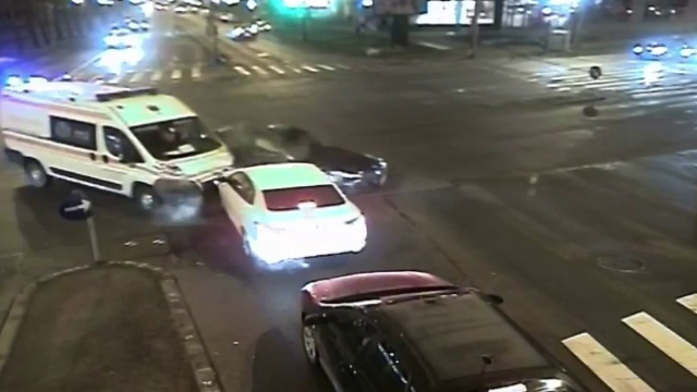 Accident cu ambulanță, în Timișoara. Șoferița unei mașini lovite, singura băută