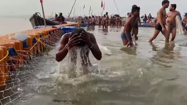 Mii de hinduşi s-au scăldat în Gange, în timpul unei sărbători religioase. Pericol uriaș de infectare cu Sars-CoV-2