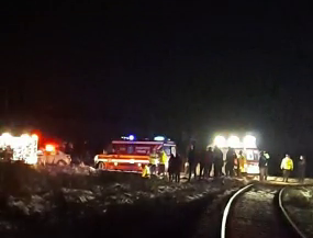 Doi adolescenţi au murit după ce mașina în care se aflau a fost lovită de tren, în Bistrița-Năsăud