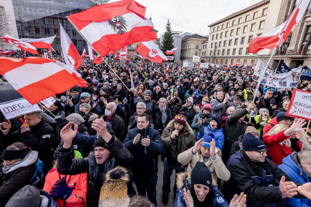 Statul austriac va începe să amendeze persoanele nevaccinate anti-COVID. Protestele continuă în stradă