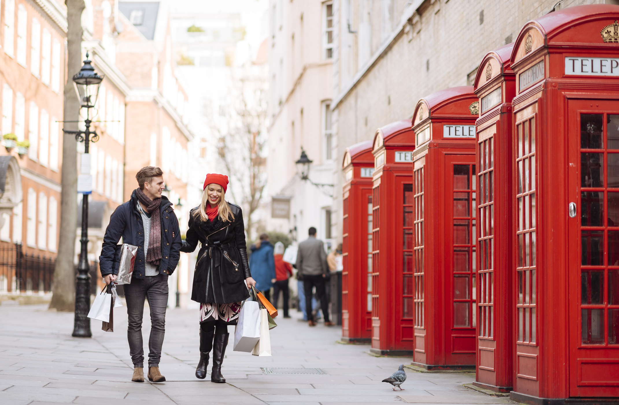 Celebrele cabine telefonice din Londra, transformate în librării, mini-cafenele sau în puncte de prim-ajutor