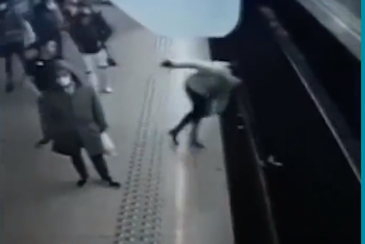 VIDEO Momentul terifiant în care un bărbat împinge o femeie în fața metroului