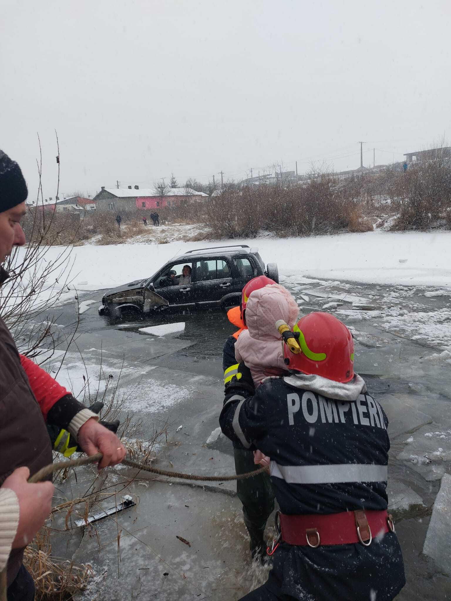 O femeie și copilul ei au căzut cu mașina în râul Mureş