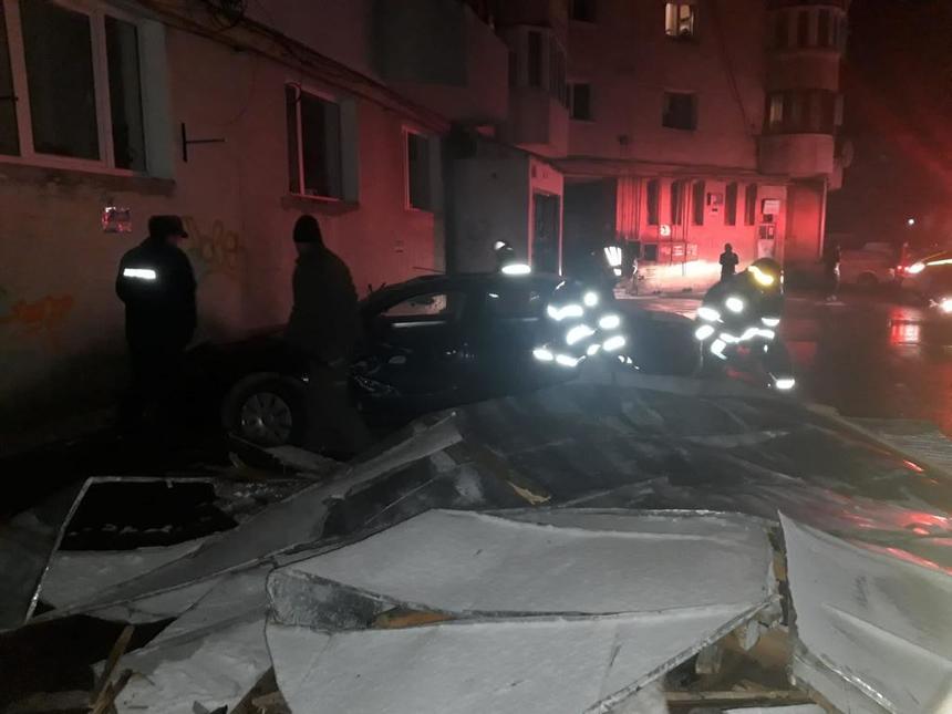 Mai multe mașini au fost avariate, în Fălticeni, după ce au zburat bucăți din acoperișul unui bloc
