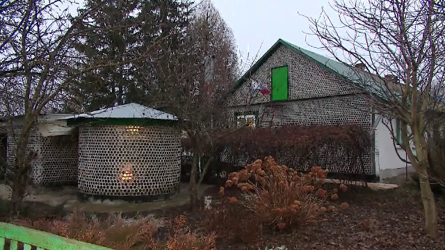 O casă din sticle de plastic, atracția unui oraș din Rusia. Ce o face specială