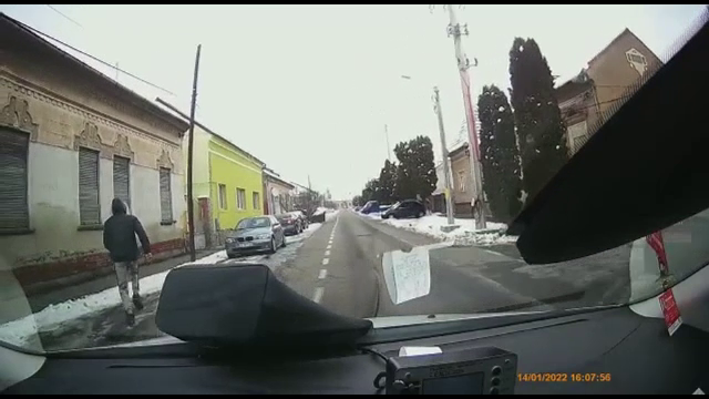 Un hoț care furase o geantă din mașina unei femei, urmărit de un șofer care a văzut scena. Cum s-a terminat totul