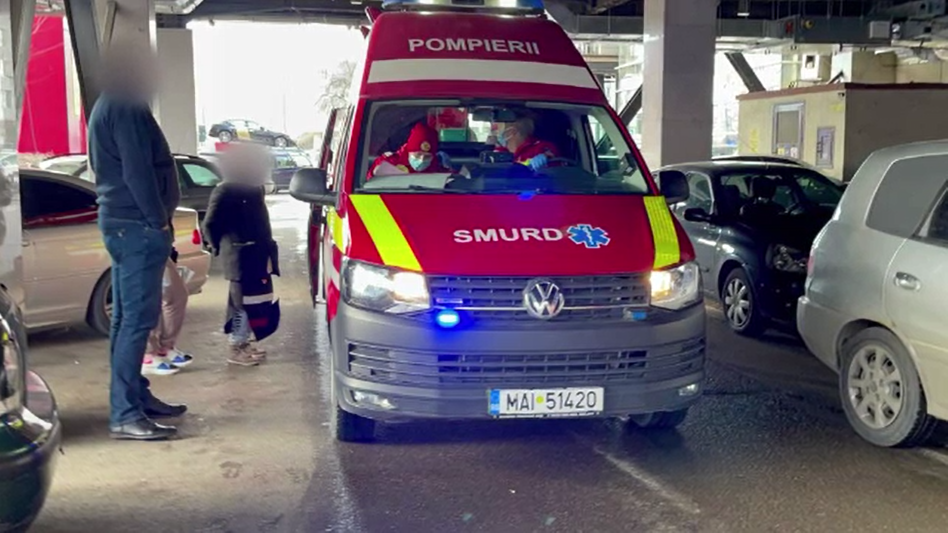 Un adolescent din Iași a fost lovit de o barieră de acces a unui mall care s-a desprins din cauza vântului puternic