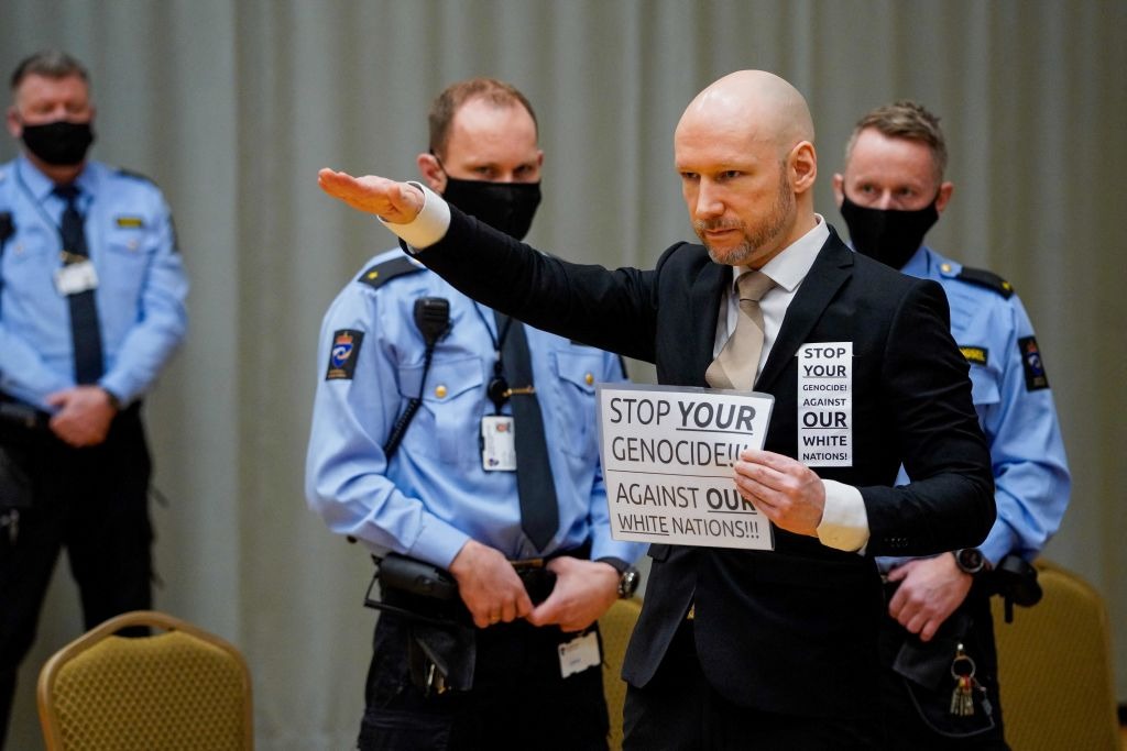 Anders Breivik, teroristul care a ucis 77 de oameni în Norvegia, a făcut salutul nazist la ultimul său proces