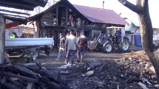 Trei familii din Neamț au rămas fără locuințe în urma unui incendiu. Vecinii le-au sărit în ajutor