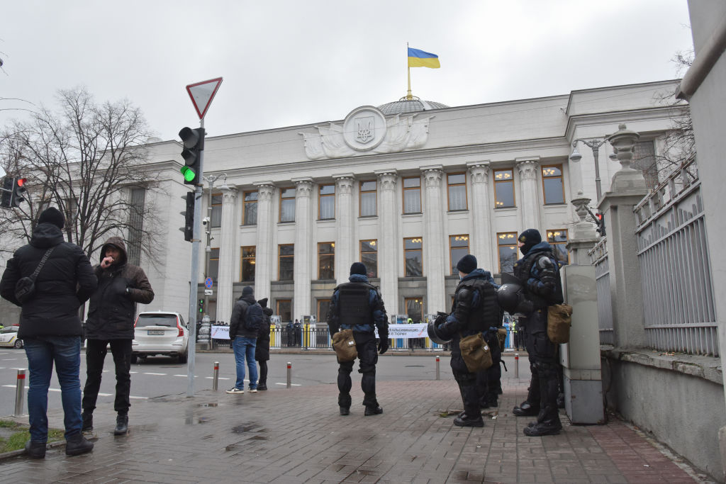 Cum ar încerca Rusia să preia controlul Guvernului de la Kiev. SUA au sancționat patru actuali şi foşti oficiali ucraineni