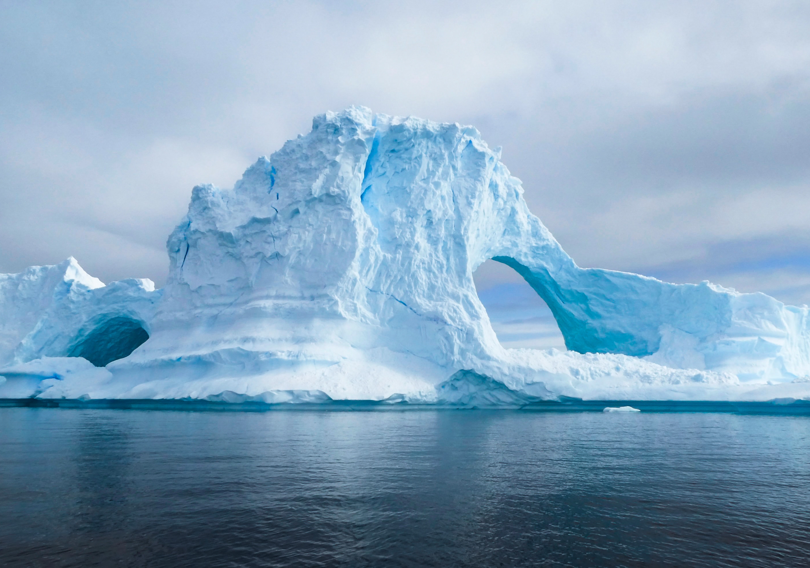 Un aisberg desprins din Antarctica a eliberat 150 de miliarde de tone de apă. Va modifica substanțial ecosistemul