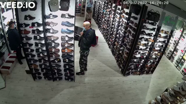 Cum fură hoții din Bacău pantofi din magazine. Faptele au fost filmate