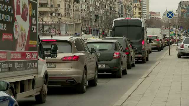 Românii ar putea să se întoarcă la circulația mașinilor cu numere pare și impare, ca pe timpul comunismului