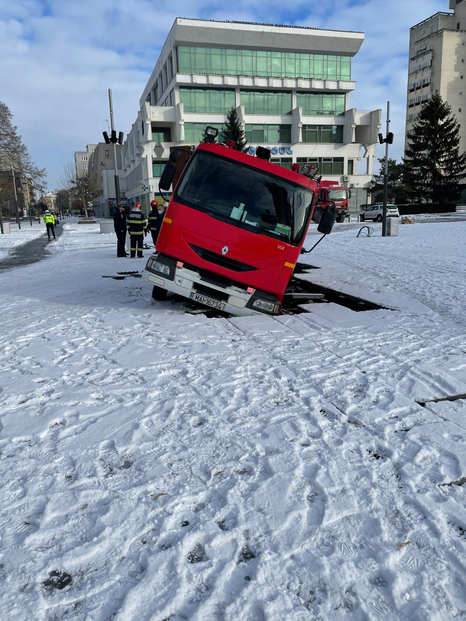 Două autospeciale au căzut în fântâna arteziană din centrul orașului Satu Mare. FOTO și VIDEO
