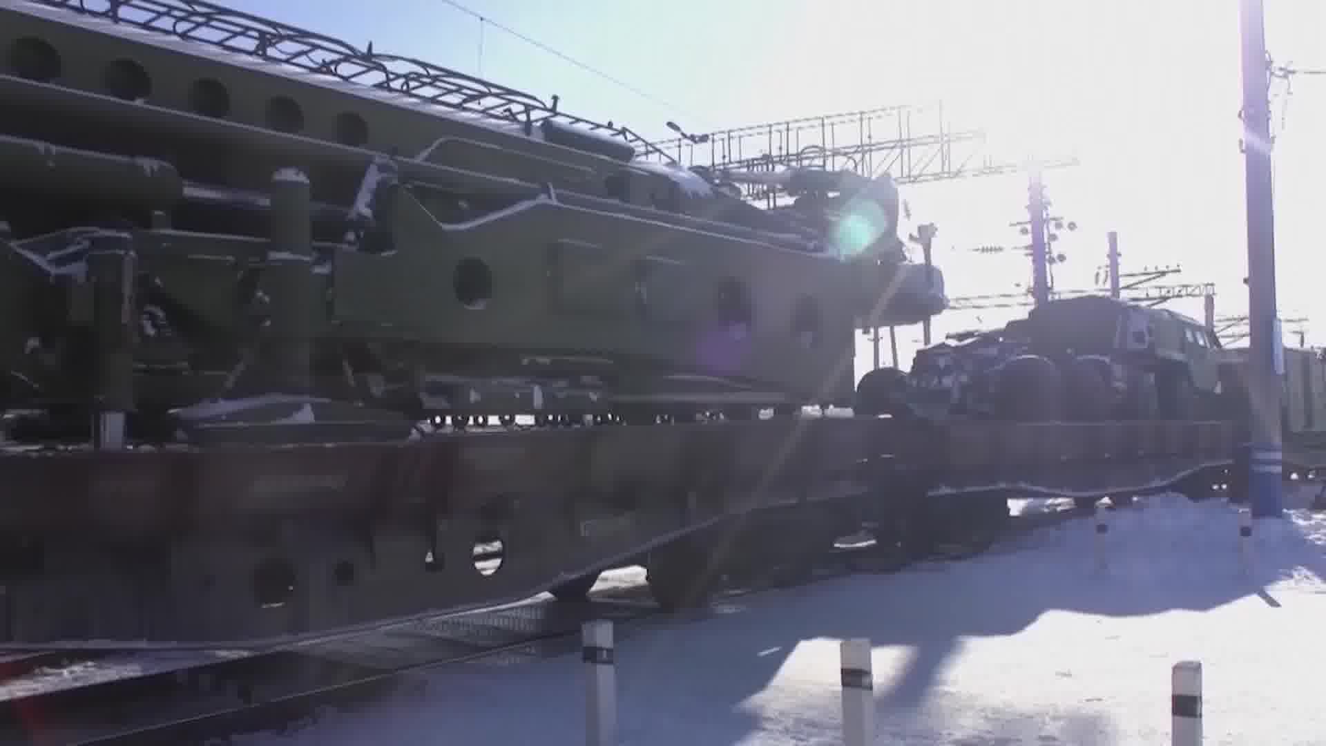 VIDEO. Momentul în care tancurile și rachetele Rusiei intră în Belarus: ”Nu vrem război”