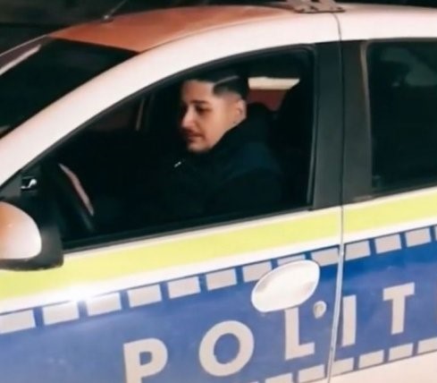 Un bărbat celebru pe TikTok pentru clipuri cu manele s-a filmat în timp ce conduce o mașină de poliție