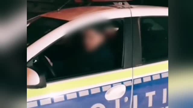 Tânărul celebru pe TikTok care s-a filmat în timp ce conduce o mașină de poliție a fost reținut
