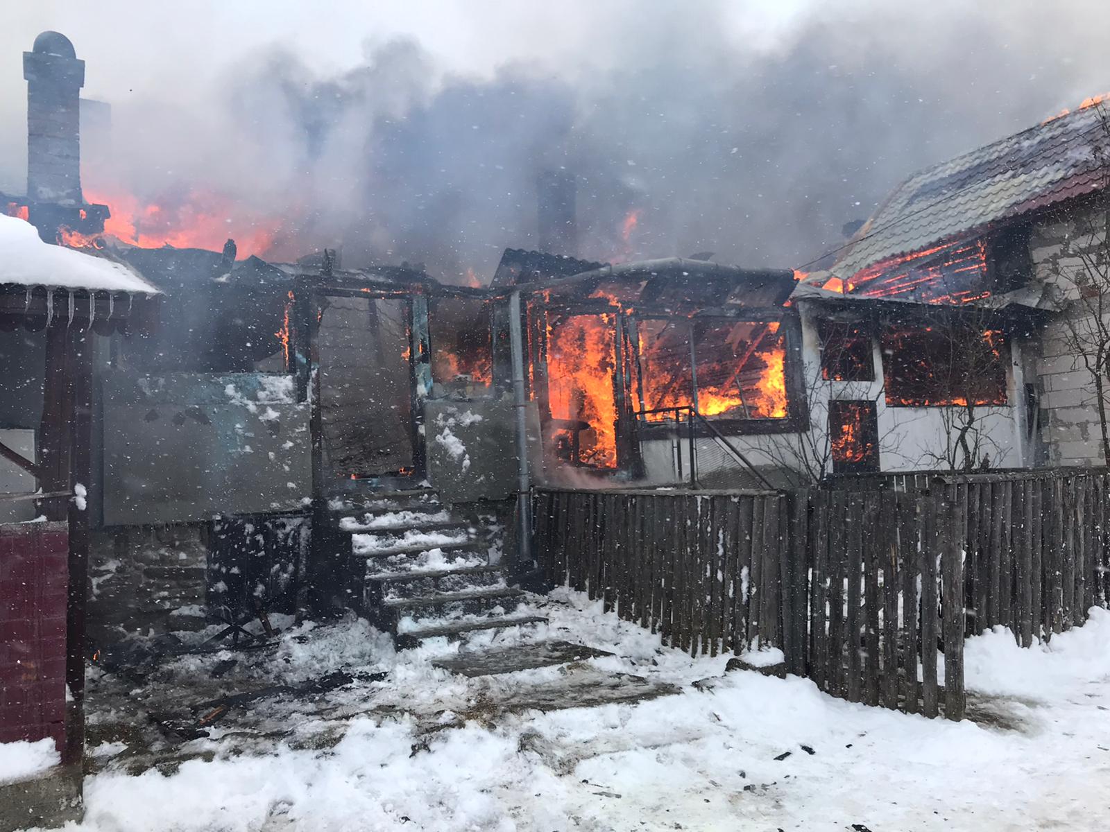 FOTO Incendiu puternic în Comandău, județul Covasna. Cinci case au ars complet