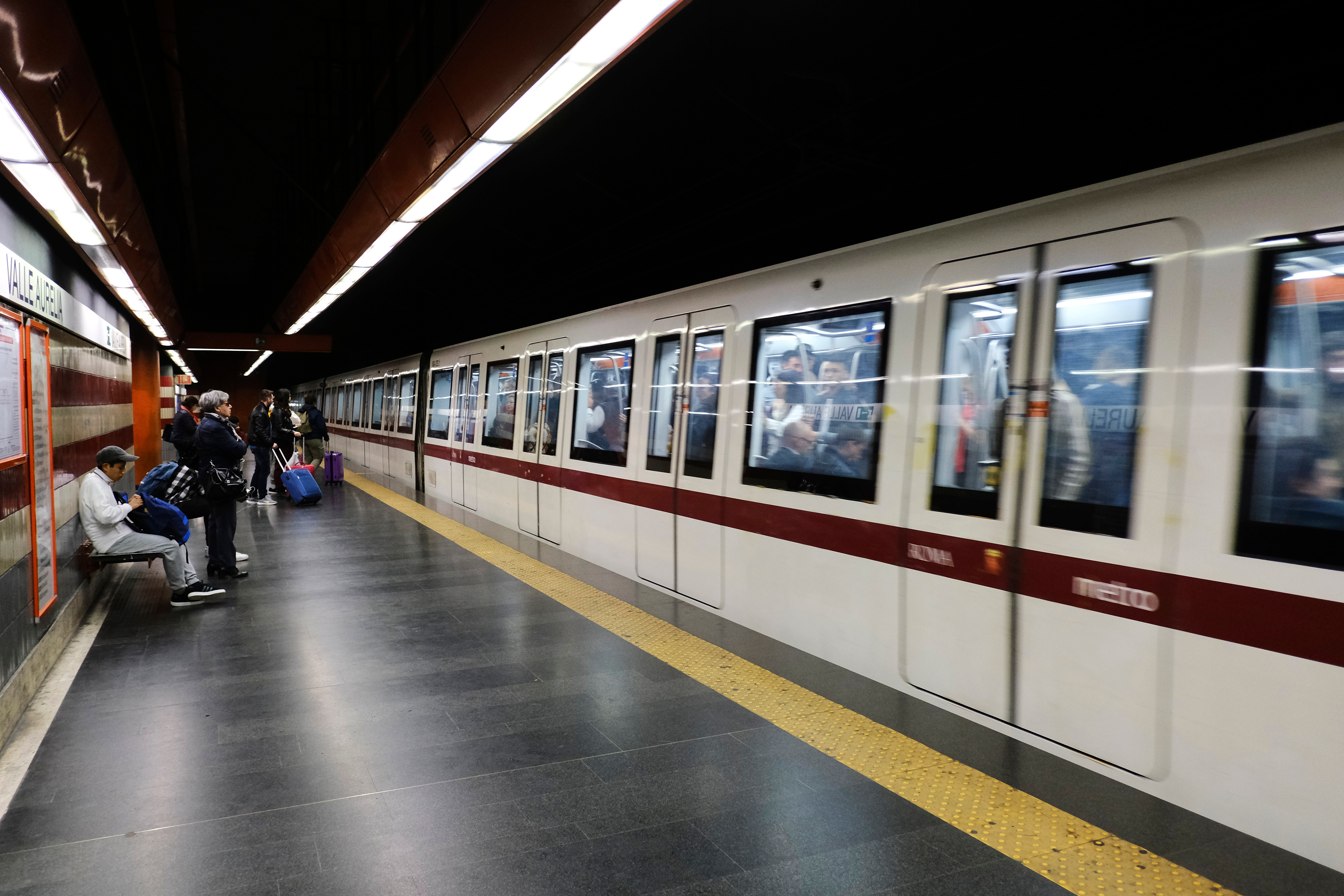Un grup de tineri români și italieni au provocat haos la metroul din Roma. S-au tras focuri de armă