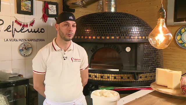 Pizzarii, tot mai căutați în România. Ce salariu au la noi, față de Italia