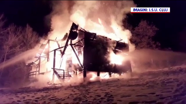 Incendiu de proporții în județul Cluj. O cabană a ars ca o torță