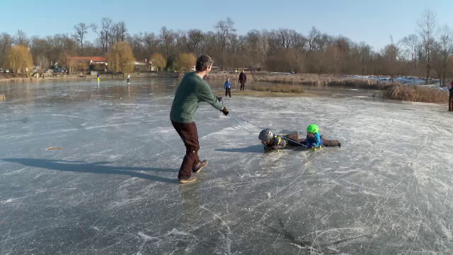 Lacurile s-au transformat în patinoare, din cauza frigului. Cât de periculoase sunt: ”Am auzit gheața cum se crapă”