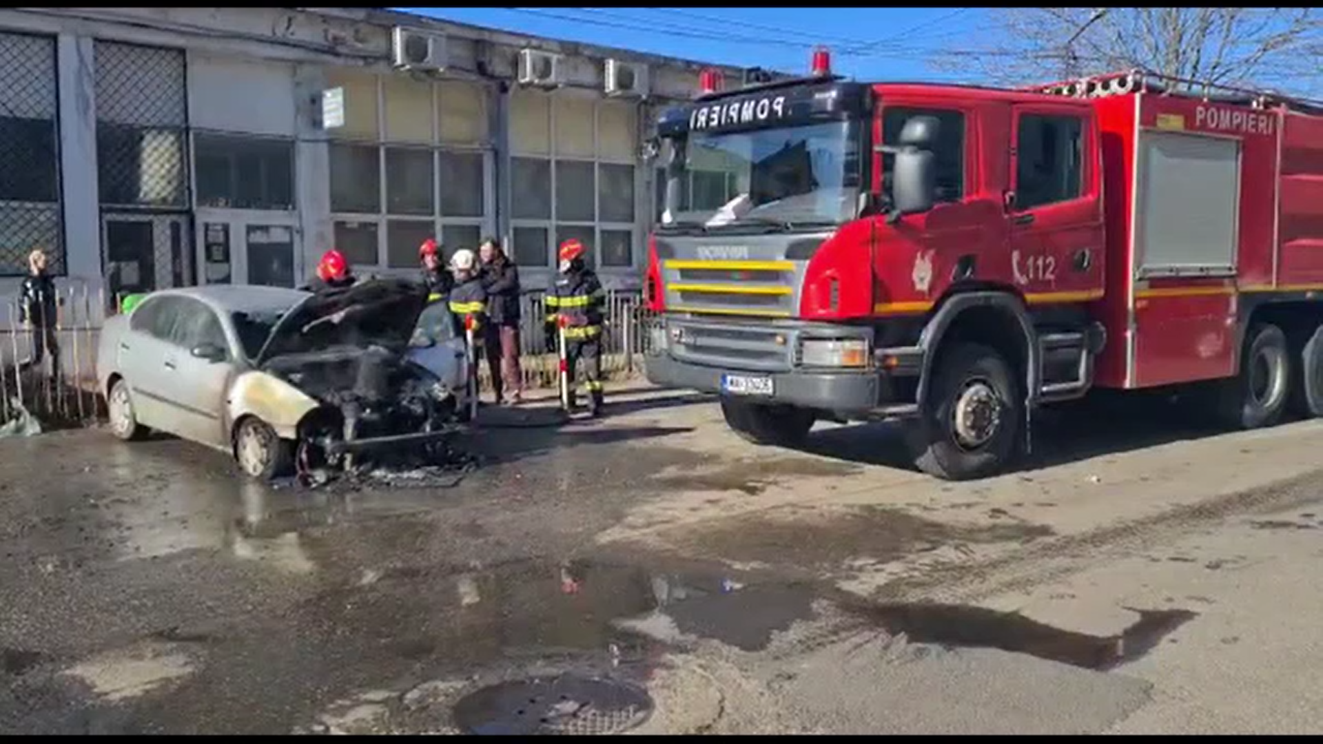 O mașină a luat foc într-o parcare din centrul orașului Târgovişte