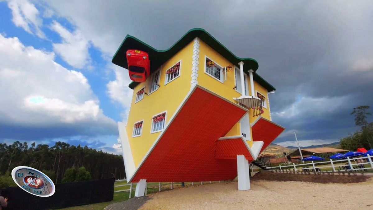 VIDEO Cum arată o casă construită cu susul în jos. Turiștii sunt fascinați