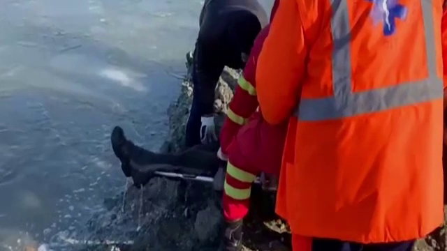 Un bărbat a murit după ce s-a răsturnat cu buldoexcavatorul într-un lac din Olt, sub privirea îngrozită a colegului său
