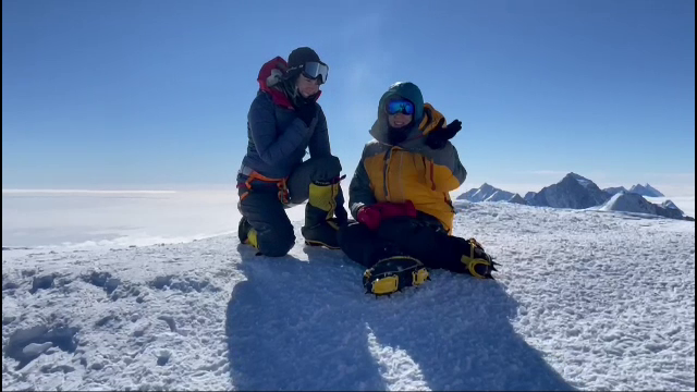Două surori din România au cucerit cei mai înalți munți din lume. Se pregătesc de un record mondial