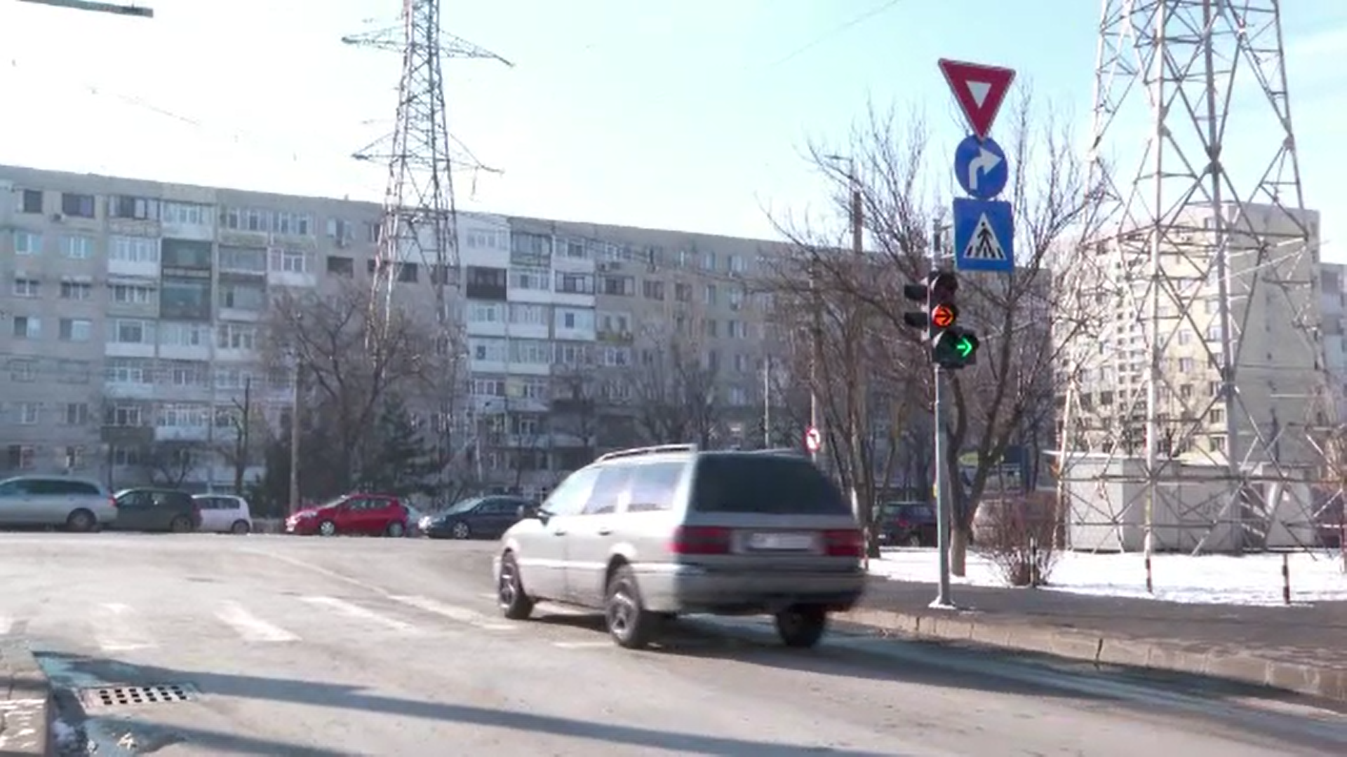 Video. O intersecție din Iași a devenit vedetă pe internet. Mai multe semafoare au fost montate fără rost