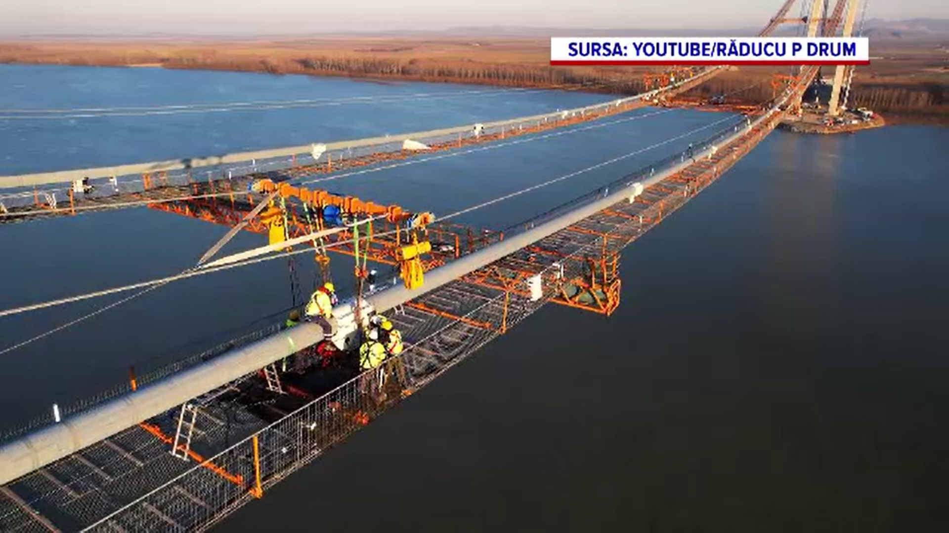 Operațiune spectaculoasă la podul de la Brăila-Tulcea. Muncitorii montează clemele pentru cablurile verticale