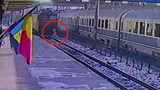VIDEO. O fetiță de 13 ani a fost lovită de o locomotivă, în gara din Bacău. Momentul șocant a fost filmat