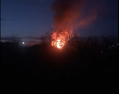 VIDEO Incendiu violent într-o comună din Prahova. Mai multe case au fost cuprinse de flăcări