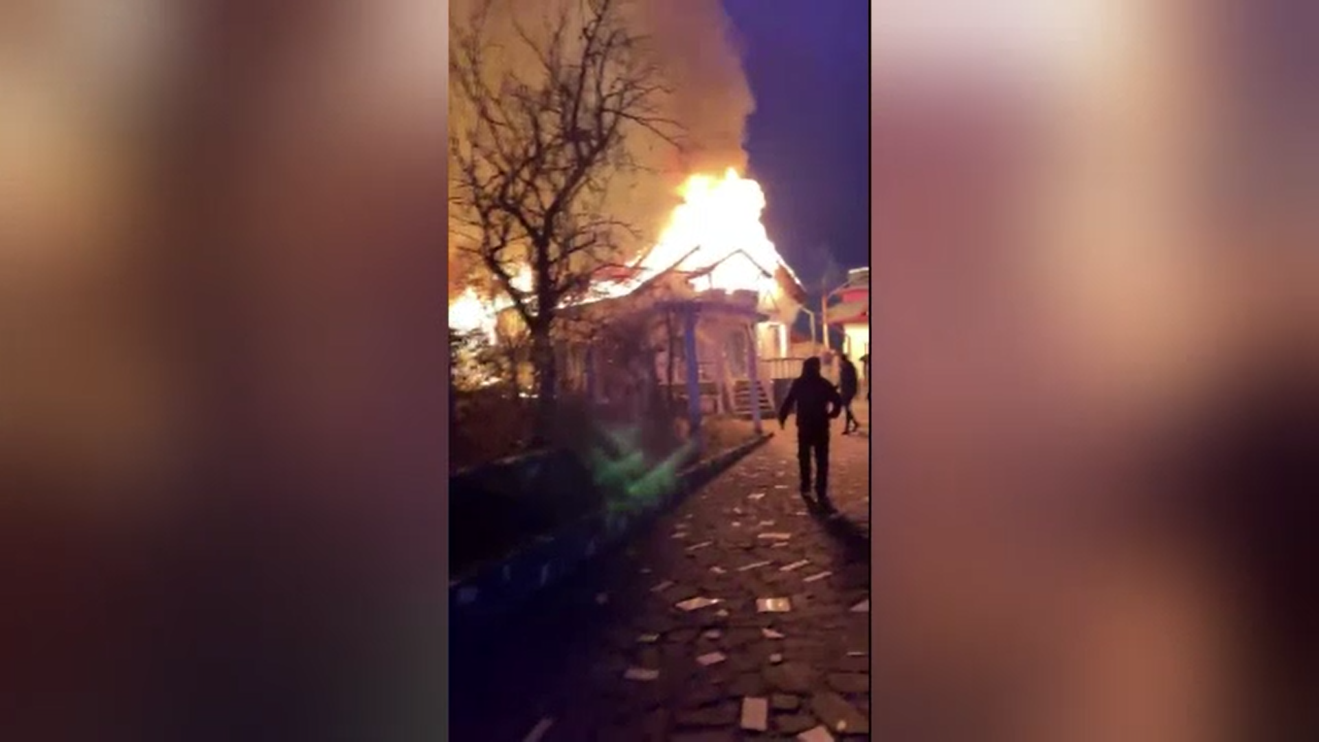 VIDEO Incendiu violent într-o comună din Prahova. Mai multe case au fost cuprinse de flăcări