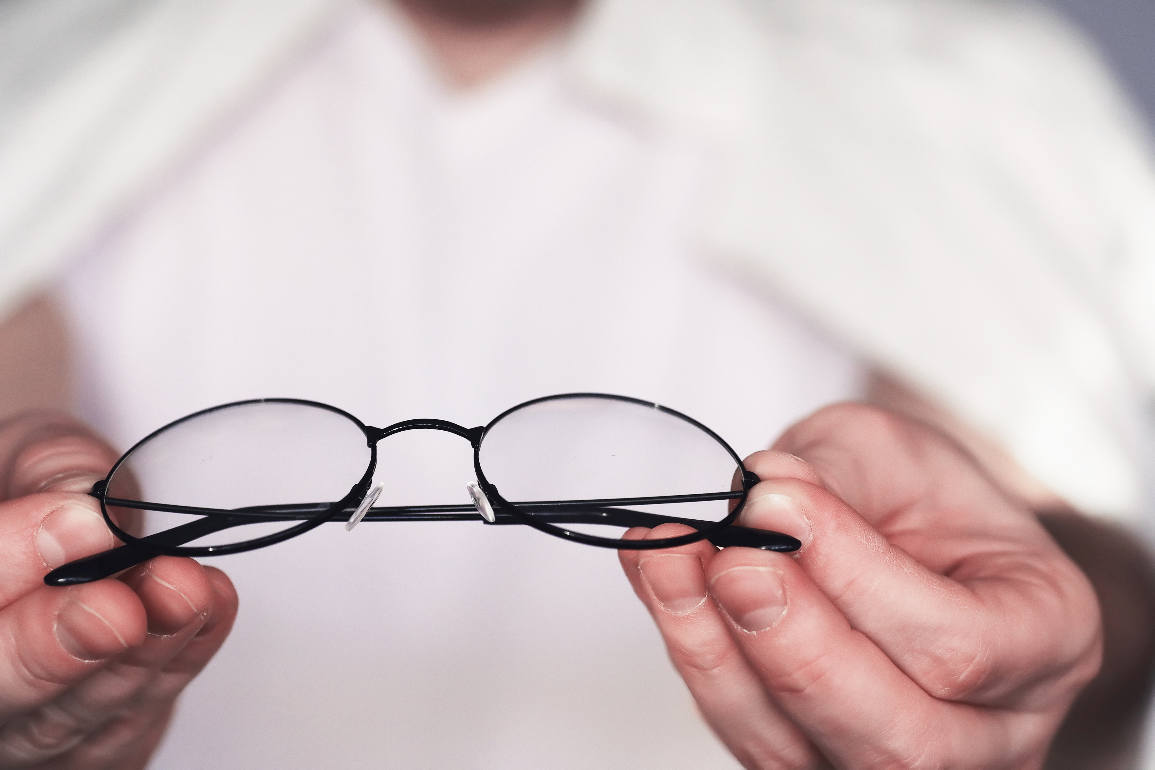 Cum se tratează miopia și ce putem face ca să nu purtăm ochelari