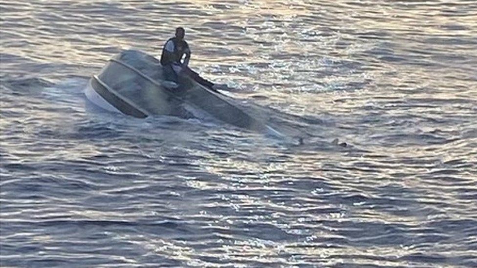 Povestea din spatele imaginii cu un singur supraviețuitor de pe o barcă cu 40 de migranți