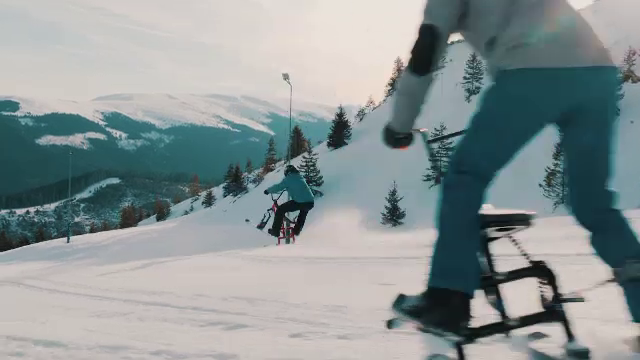 După schiuri și snowboard, iubitorii sporturilor de iarnă pot încerca lucruri noi pe pârtie