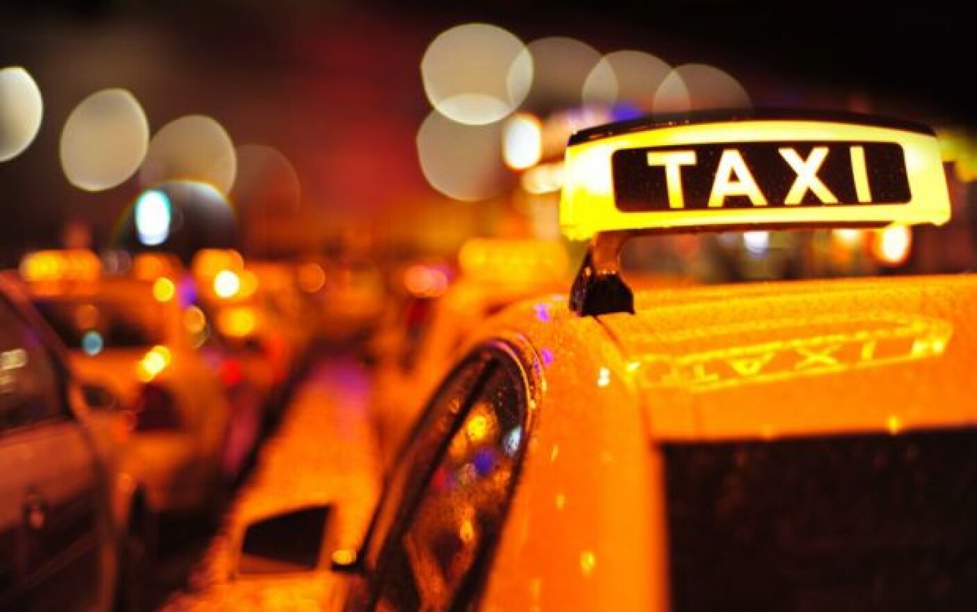 Viitoarele taxiuri din București trebuie să fie hibrid sau electrice. Când ajung în orașe autobuzele ecologice