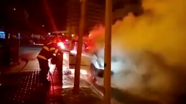 O dubă a luat foc în timp ce mergea, pe o stradă din Slatina. De la ce au pornit flăcările
