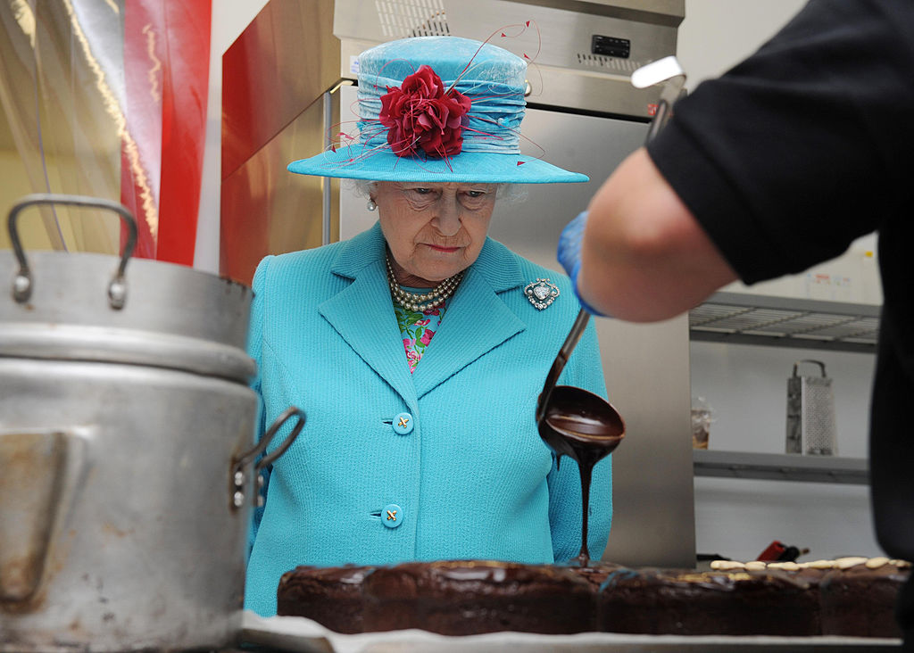 Regina Elizabeth a II-a și-a lansat propriile mărci de ketchup și sos brun. Cât costă o sticlă