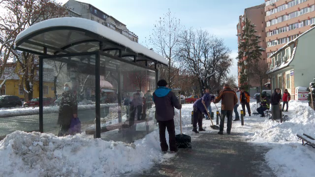 Zeci de angajați ai Primăriei Bistrița, inclusiv primarul, au ieșit să curețe zăpada de pe străzi