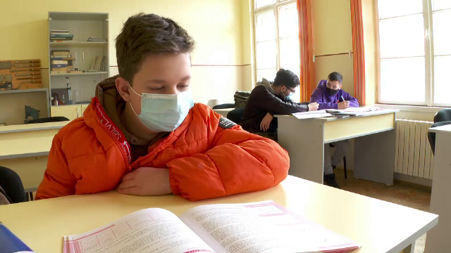 Un liceu din Arad are de achitat pentru factura de încălzire peste 100.000 de lei, deși copiii îngheață în clase