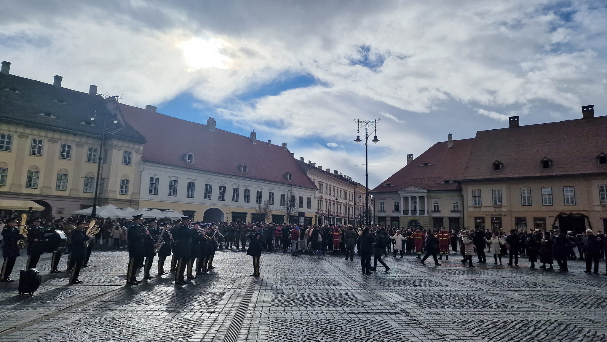 Autoritățile din Sibiu au sărbătorit Mica Unire mai devreme. PSD: Acum sunt plecați în minivacanță. GALERIE FOTO - Imaginea 1