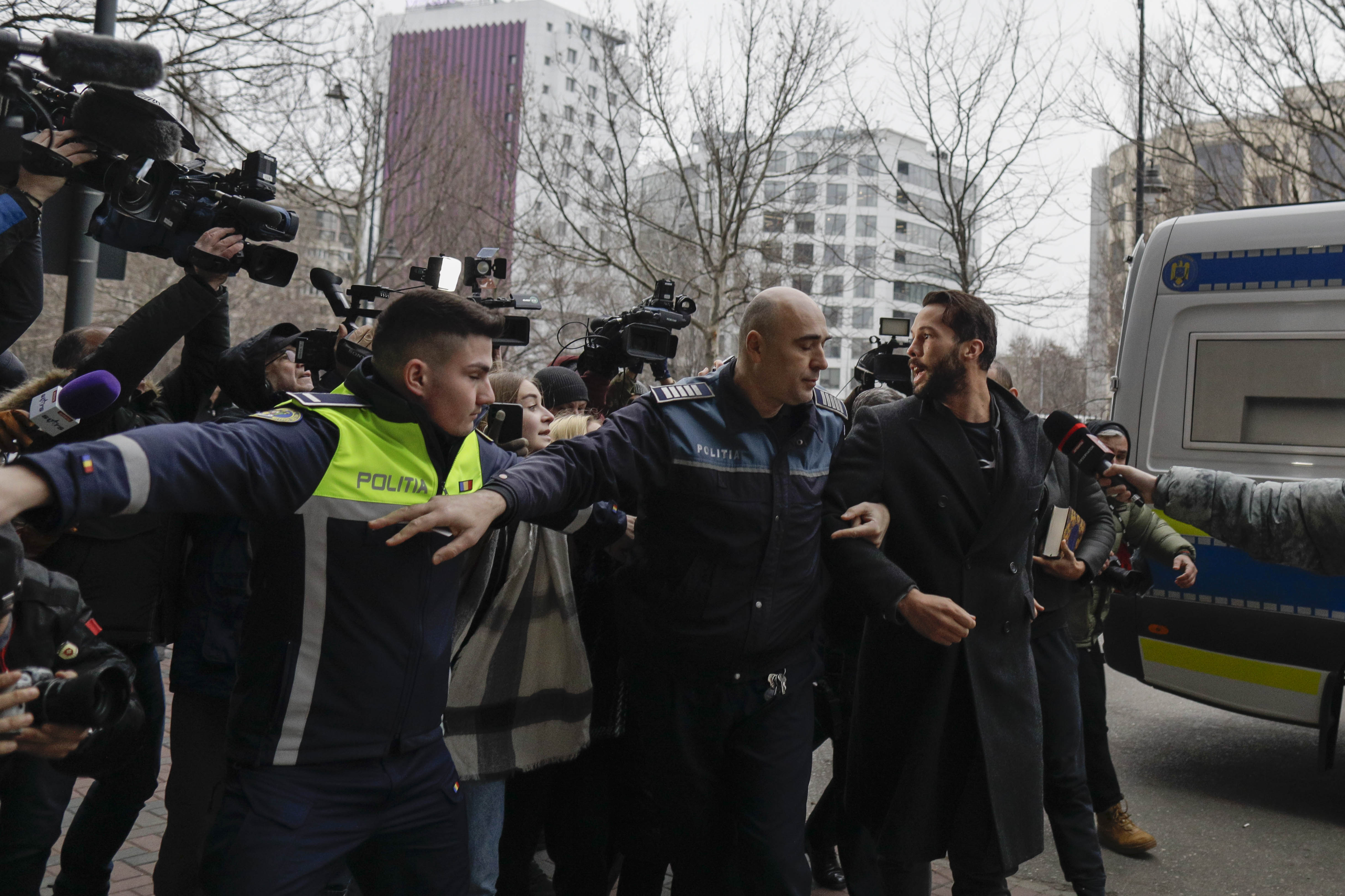Fraţii Tate, din nou la sediul DIICOT. Susțin că sunt persecutaţi pentru că sunt bogaţi și nu există probe - Imaginea 5