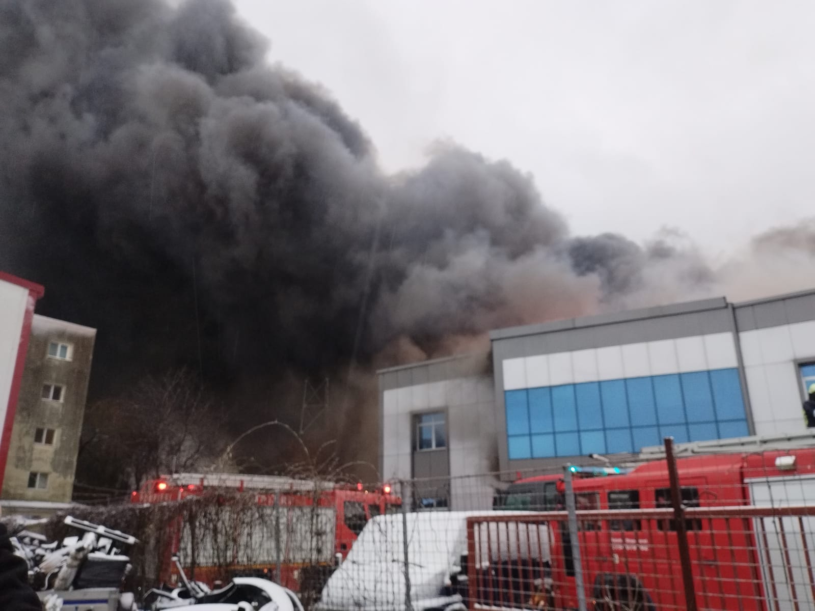 Incendiu puternic la un depozit din Voluntari: Pompierii intervin cu 16 autospeciale. Locatarii unui bloc, evacuați | FOTO - Imaginea 1