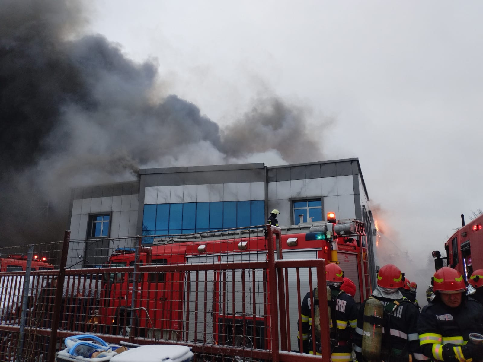 Incendiu puternic la un depozit din Voluntari: Pompierii intervin cu 16 autospeciale. Locatarii unui bloc, evacuați | FOTO - Imaginea 2